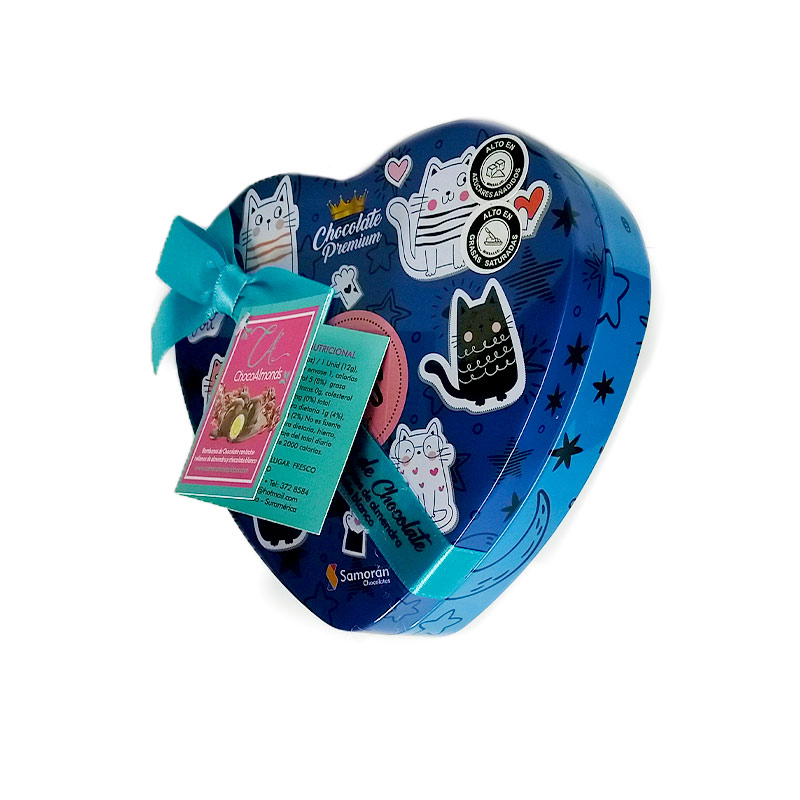corazon-de-chocolates-pequeños-gato-de-lado